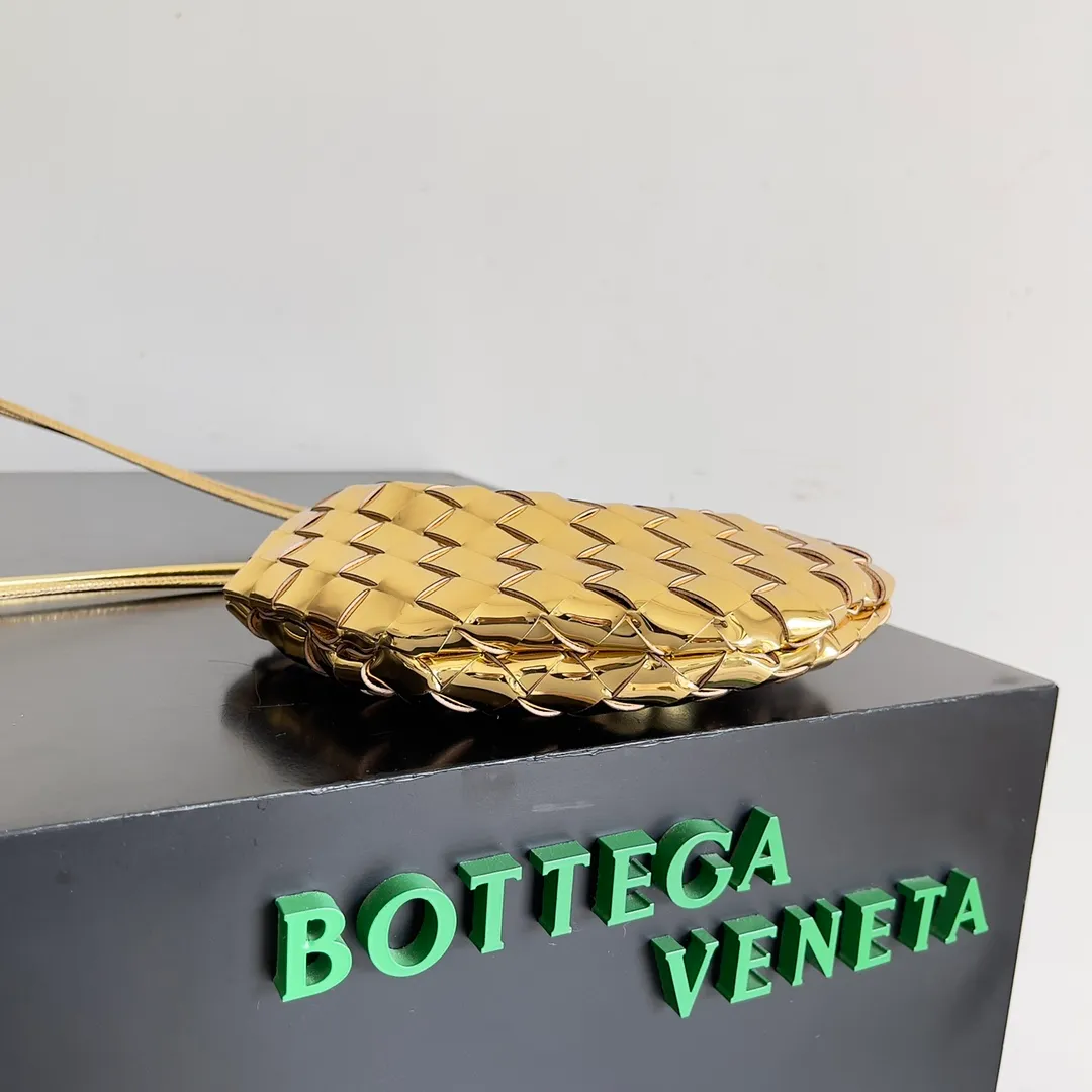 Batch of 1260 BV Mini Sardine is coming‼ ️Super high-end, stainless steel hardware + 24k real gold plating process, fish scales (concave and convex positions) are the finishing touch, the sardine bag that can be carried cross-body is completely beautiful to the heart. The metal element handle and the weaving are perfectly combined to completely integrate the artistic sense and elegance and fashion. It is really like a work of art🏺The large size is elegant, the small size is exquisite and cute, a must-have item for fashionistas, and the details are perfectly reproduced. Style number: 744267 Size 20*12*2.5